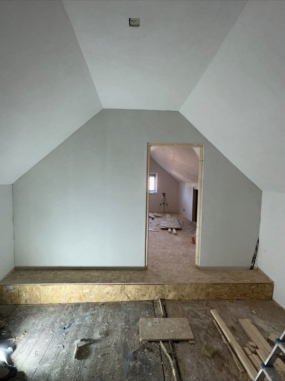 Zolderverdieping tijdens renovatie, wanden opnieuw gestuct